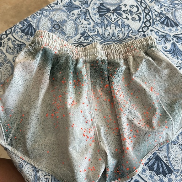 Lululemon Hotty Hot Low-Rise Short 2.5" Reflective
Spray Camo Silver - Picture 9 of 9